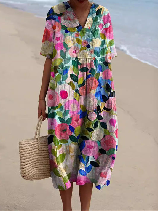 Abito estivo floreale colorato su spiaggia, donna con borsa di paglia. Moda mare, abbigliamento leggero, stile vacanza.