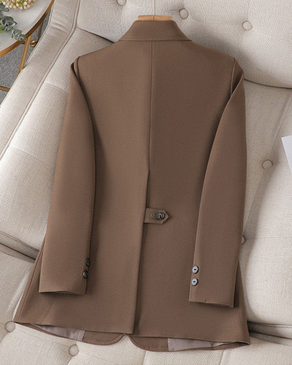 Giacca elegante marrone da uomo su divano beige, stile classico, bottoni scuri, tessuto liscio, moda maschile, abbigliamento formale.