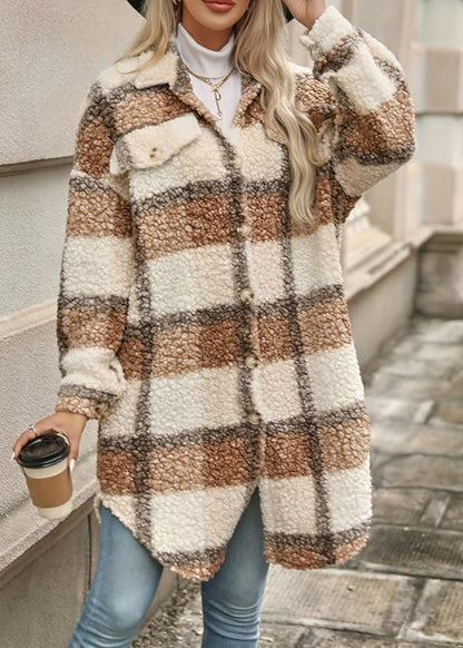 Donna con cappotto a quadri marrone e bianco, tessuto in lana bouclé, tiene una tazza di caffè. Moda autunnale, abbigliamento casual chic.