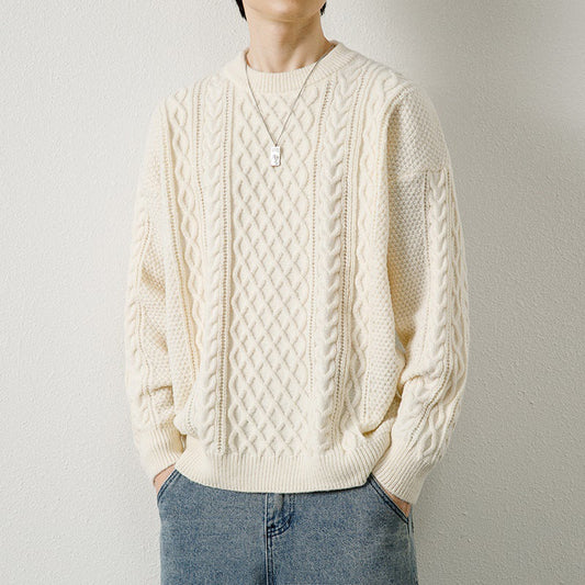 Maglione bianco a trecce indossato da una persona, abbinato a jeans. Stile casual, moda autunnale, tessuto caldo e confortevole.