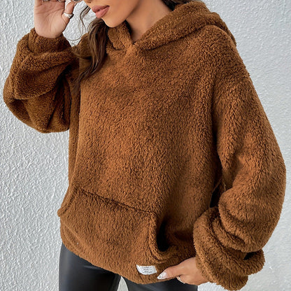 Donna con felpa marrone in pile, morbida e calda, ideale per l'inverno. Moda casual, abbigliamento comodo, stile autunnale.