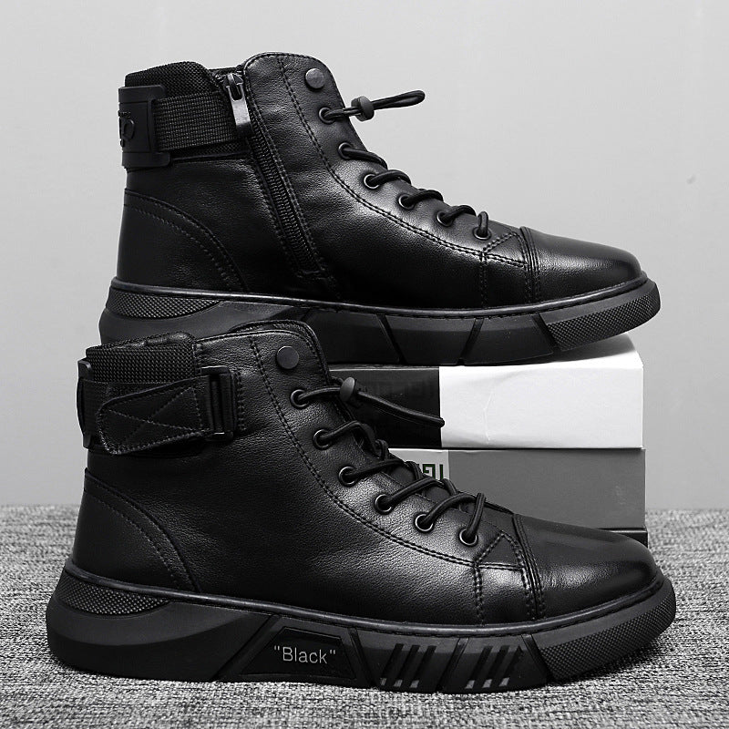 Scarpe da ginnastica alte nere in pelle con lacci e cerniera laterale, suola robusta, su scatola bianca e grigia. Scarpe moda uomo casual.