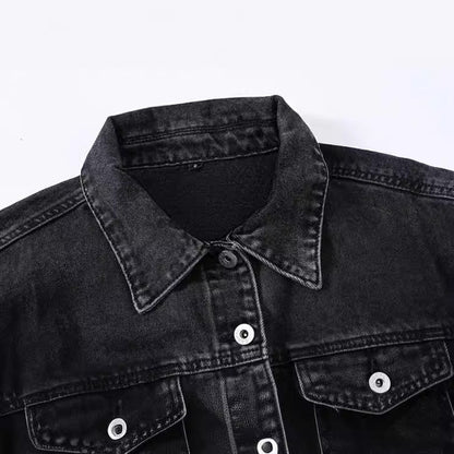 Giacca di jeans nera, stile casual, con colletto classico e bottoni metallici. Moda uomo, abbigliamento denim, tendenza autunno inverno.