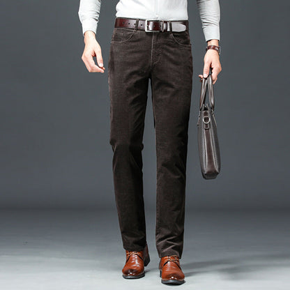 Uomo in pantaloni di velluto marrone scuro, camicia bianca, scarpe eleganti marroni, con borsa in pelle nera. Moda maschile autunno inverno.