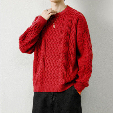 Maglione rosso a trecce indossato da uomo, con collana dorata. Moda invernale, abbigliamento casual, stile caldo e accogliente.