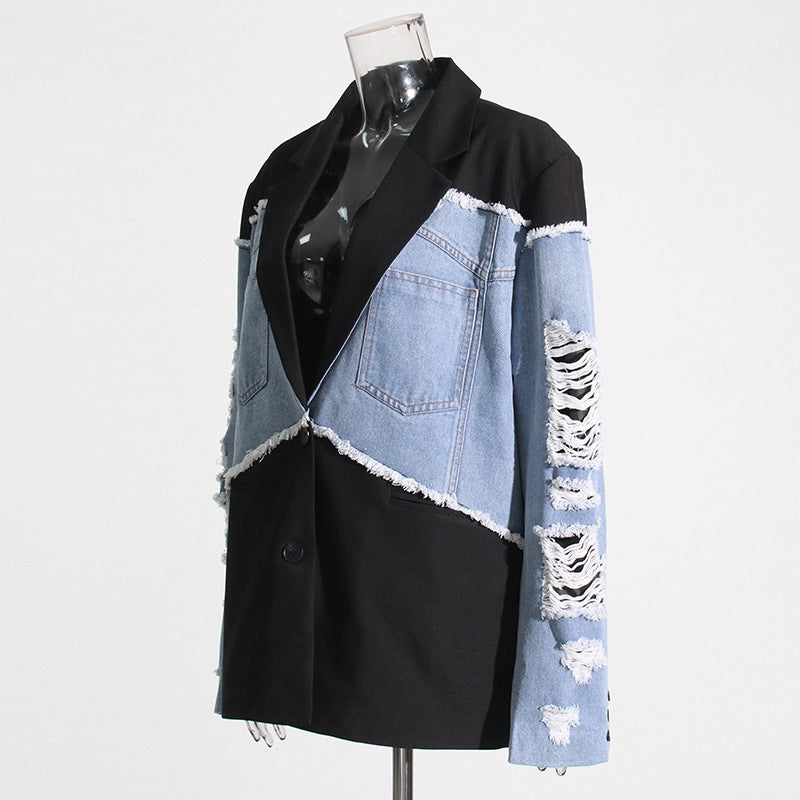 Giacca blazer donna in denim e tessuto nero, design asimmetrico con maniche strappate, stile casual chic, moda contemporanea.