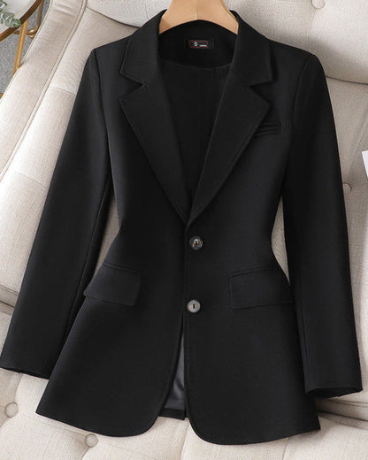 Blazer nero elegante da donna su appendiabiti, tessuto liscio, due bottoni, tasche frontali, ideale per abbigliamento formale e business casual.