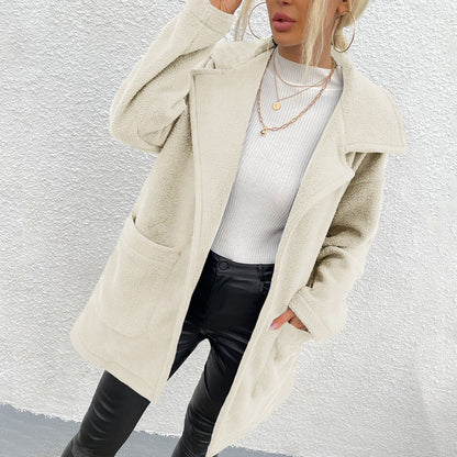 Donna con cappotto in pelliccia sintetica beige, maglia bianca e pantaloni in pelle nera. Moda autunnale, stile casual chic, tendenze abbigliamento 2023.
