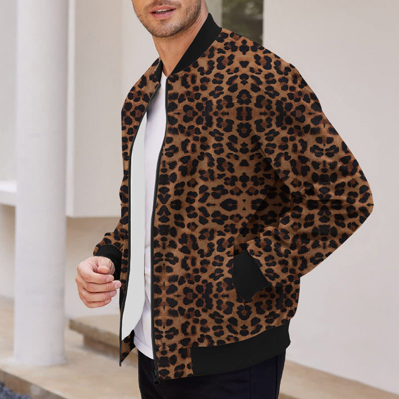 Giacca bomber uomo con stampa leopardata, stile casual, sfondo urbano. Moda maschile, tendenza abbigliamento autunno, giacca animalier.