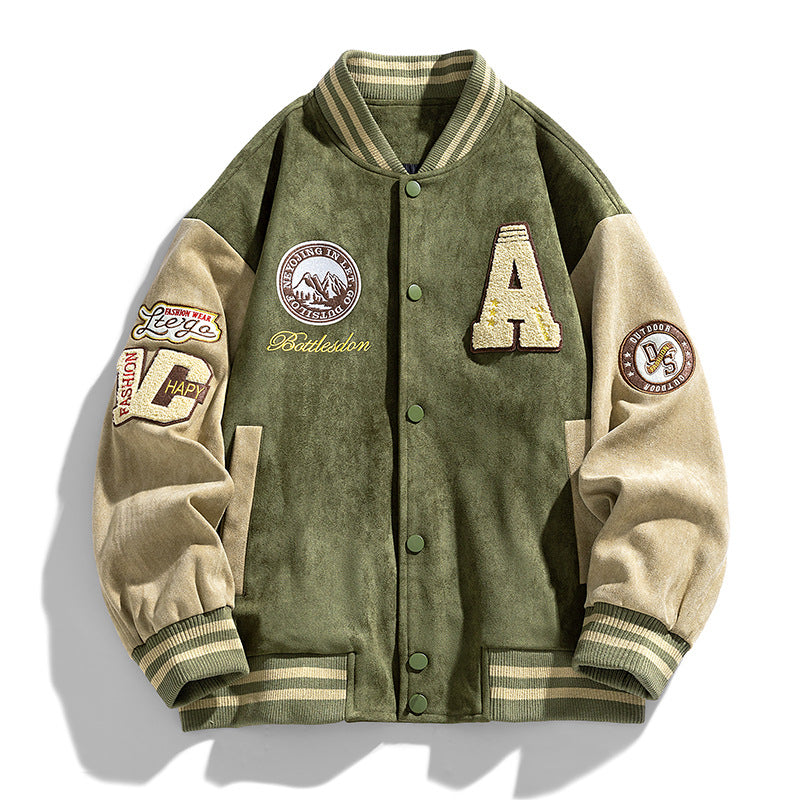 Giacca varsity verde e beige con toppe ricamate, maniche in contrasto, chiusura a bottoni, stile vintage, moda streetwear uomo.
