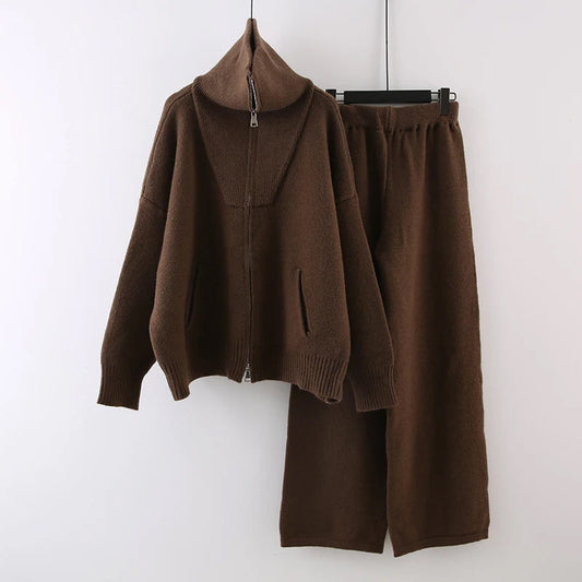 Komplet dame sæt med højhalset sweater og bukser med elastisk talje