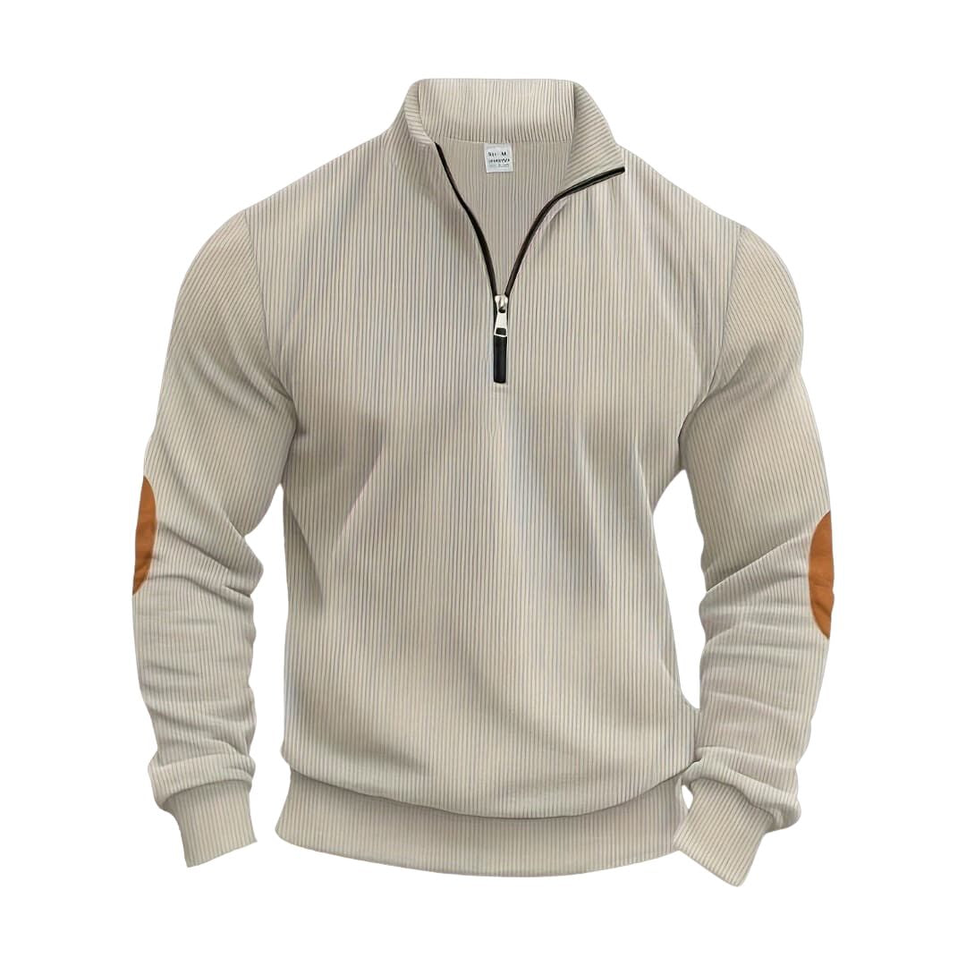 Maglione beige a righe con zip corta e toppe sui gomiti marroni, design casual elegante, ideale per moda uomo autunno inverno.
