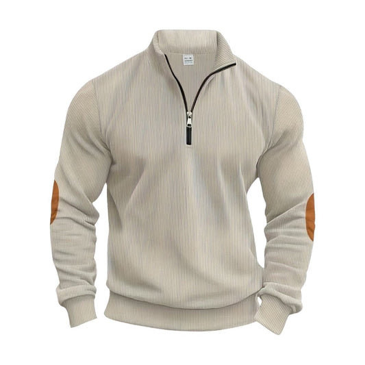 Maglione beige a righe con zip corta e toppe sui gomiti marroni, design casual elegante, ideale per moda uomo autunno inverno.