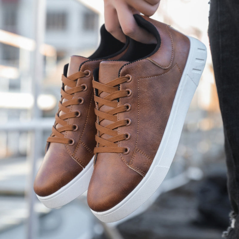 Scarpe da ginnastica in pelle marrone con suola bianca, design casual ed elegante, perfette per moda urbana e comfort quotidiano.