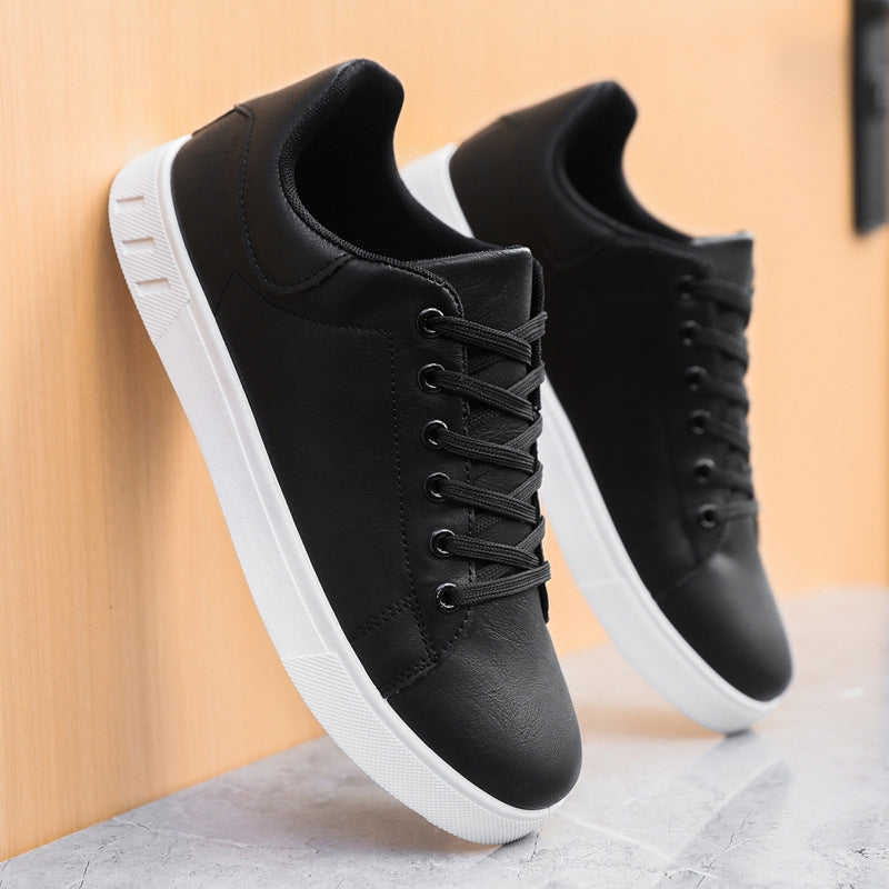 Scarpe da ginnastica nere unisex con suola bianca, design moderno e casual, perfette per abbigliamento sportivo e urbano.