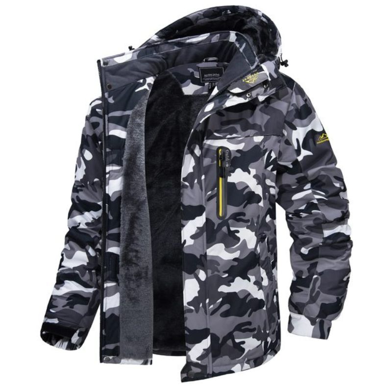Giacca mimetica invernale da uomo con cappuccio, interno in pile, chiusura zip, tasche multiple, ideale per attività outdoor e sport invernali.