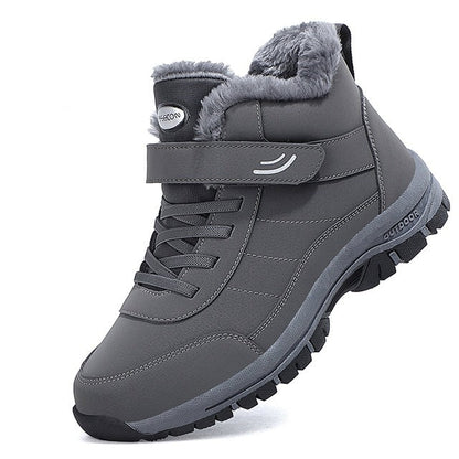 Scarponcino invernale grigio con fodera in pelliccia sintetica, suola antiscivolo e chiusura a strappo. Ideale per escursioni e attività outdoor.