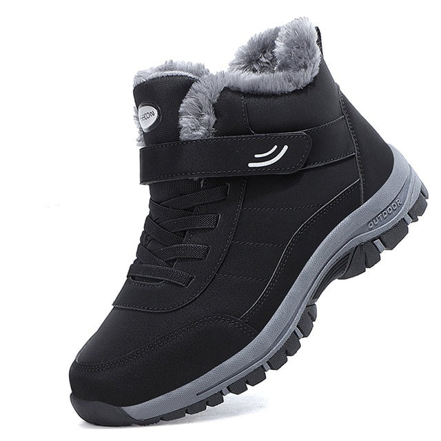Scarponcino invernale nero da uomo con fodera in pelliccia sintetica grigia, suola antiscivolo e chiusura a strappo. Ideale per escursioni e trekking.