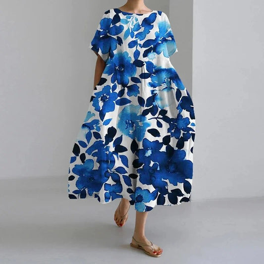 Abito lungo estivo donna con stampa floreale blu su sfondo bianco, maniche corte, stile casual, perfetto per moda estiva e look quotidiano.