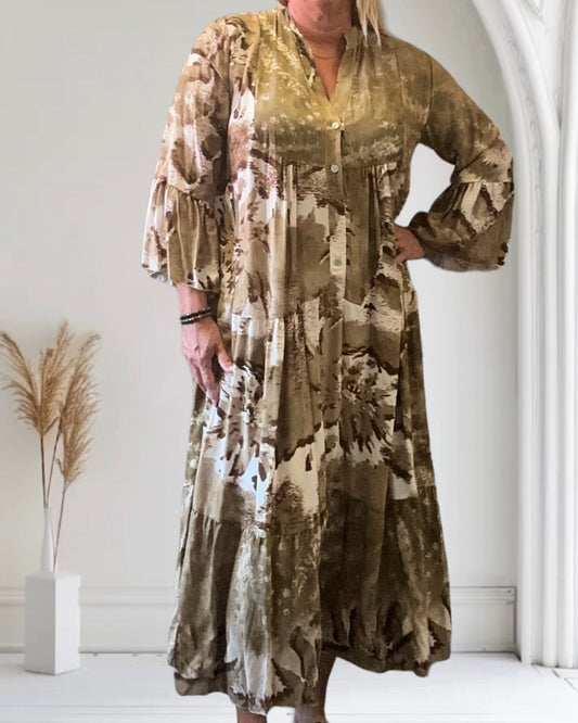 Abito lungo donna in tessuto floreale marrone, maniche lunghe, sfondo bianco con decorazioni minimaliste. Moda femminile elegante e casual.