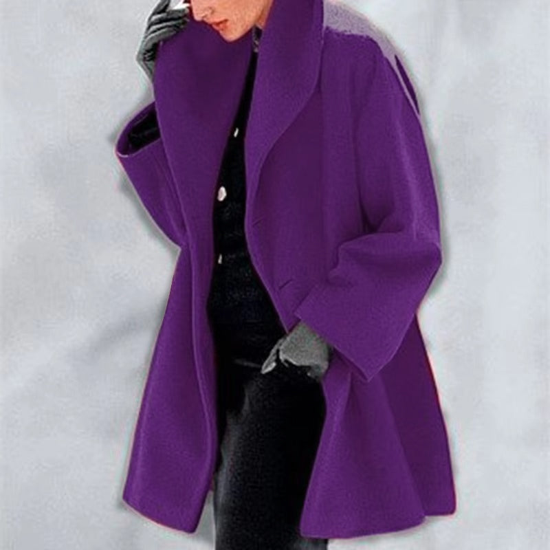 Cappotto viola elegante, donna in posa con guanti grigi e abbigliamento nero. Moda autunnale, stile sofisticato.