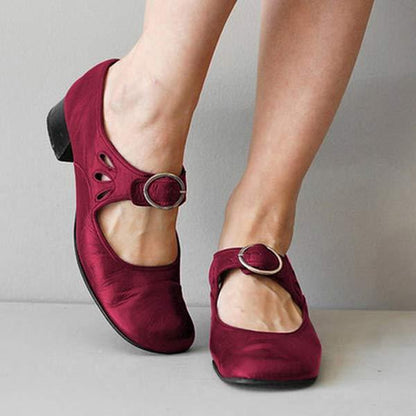 Scarpe rosse da donna con tacco basso e cinturino, design elegante e comodo, ideali per moda casual e occasioni speciali.