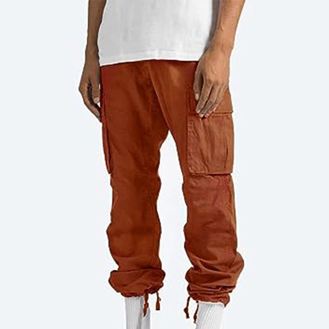 Pantaloni cargo uomo arancioni, tasche laterali, stile casual, tessuto resistente, perfetti per moda urbana e attività all'aperto.