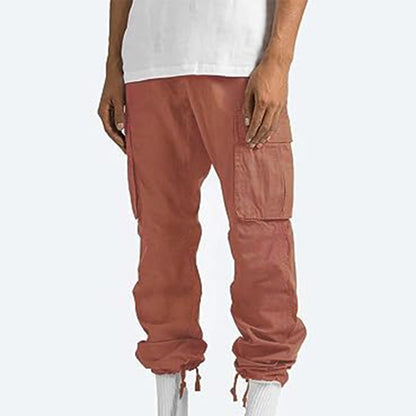 Pantaloni cargo uomo color terracotta, tasche laterali, vestibilità comoda, stile casual, moda streetwear, abbinati a maglietta bianca.