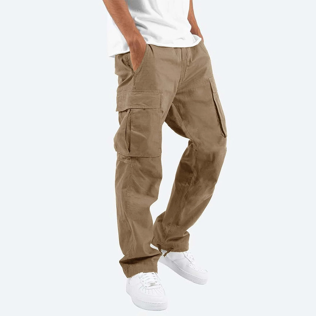 Pantaloni cargo uomo beige, tasche multiple, stile casual, abbinati a scarpe bianche e maglietta bianca. Moda maschile, abbigliamento urbano.