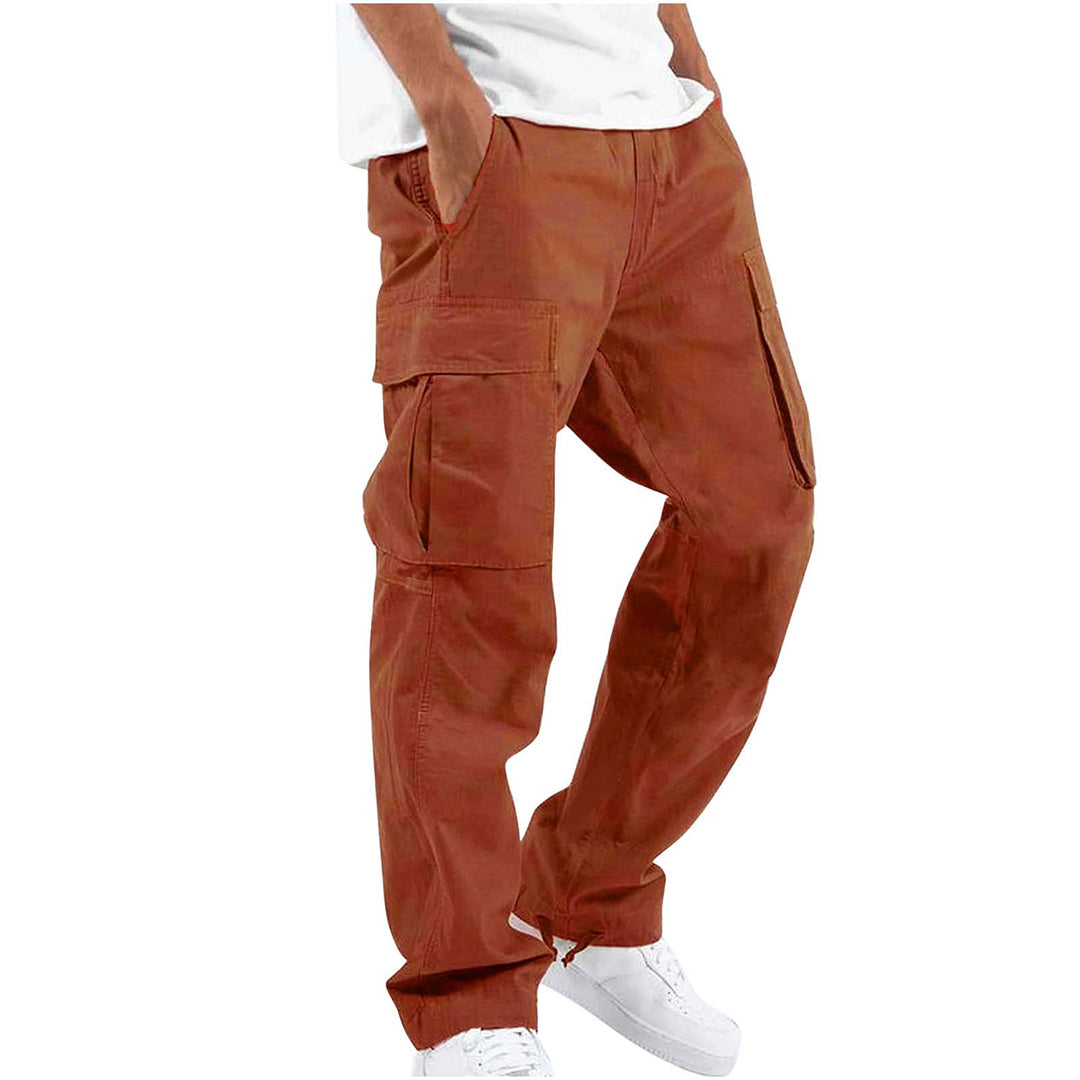 Pantaloni cargo marroni da uomo, tasche multiple, stile casual, tessuto resistente, abbinati a scarpe bianche, moda streetwear.