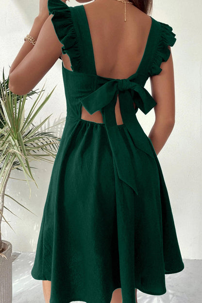 Abito verde scuro con fiocco posteriore, spalline arricciate, design elegante e moderno. Perfetto per eventi estivi e serate casual.
