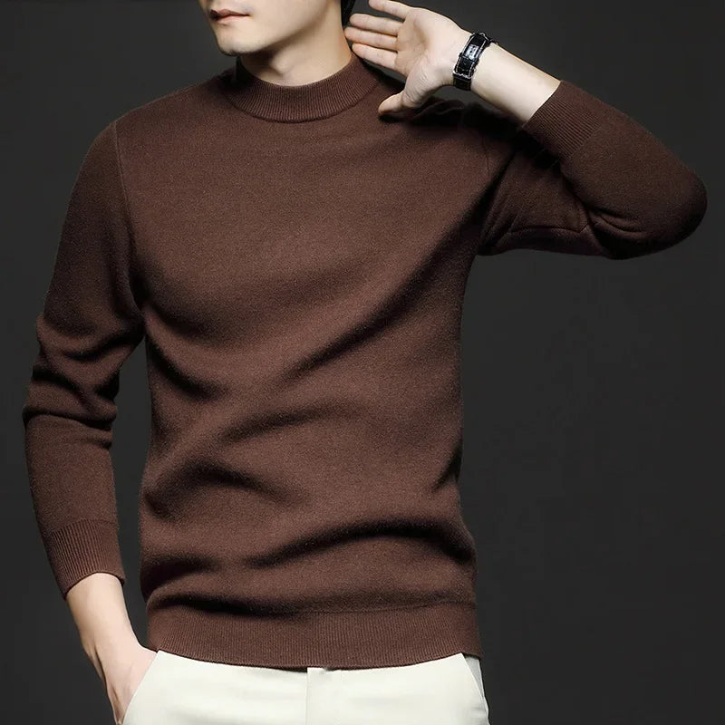Maglione marrone uomo, manica lunga, indossato con pantaloni chiari. Moda autunnale elegante, stile casual, sfondo scuro.
