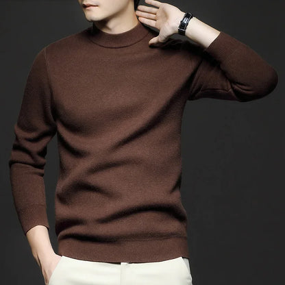 Maglione marrone uomo, manica lunga, indossato con pantaloni chiari. Moda autunnale elegante, stile casual, sfondo scuro.