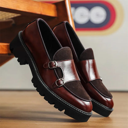 Scarpe mocassini uomo in pelle marrone con fibbie doppie, suola in gomma robusta, stile elegante e moderno, ideali per look casual e formali.