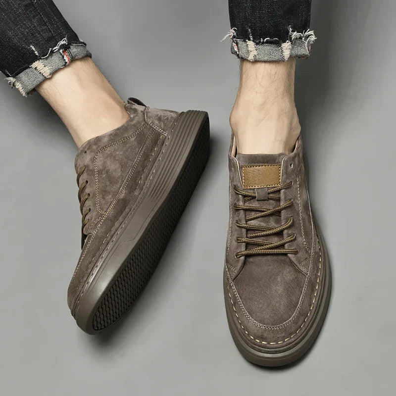 Scarpe da uomo in pelle scamosciata marrone, suola in gomma antiscivolo, design casual, perfette per moda urbana e comfort quotidiano.