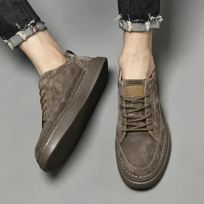 Scarpe da uomo in pelle scamosciata marrone, suola in gomma antiscivolo, design casual, perfette per moda urbana e comfort quotidiano.