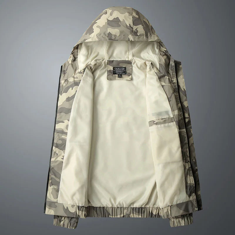 Giacca Leggera da Uomo con Stampa Camo, Chiusura Full Zip, Cappuccio e Tasche Laterali