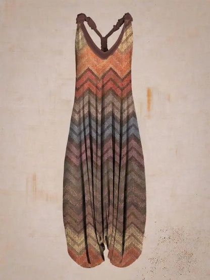 Tuta lunga a righe zigzag multicolore, stile boho chic, sfondo beige. Abbigliamento estivo donna, moda casual, tessuto leggero e comodo.