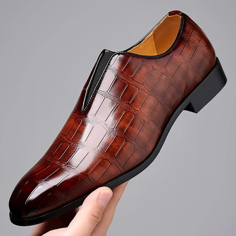 Scarpa elegante in pelle marrone lucida con motivo a coccodrillo, suola nera, design slip-on. Calzatura di lusso per uomo, moda formale.