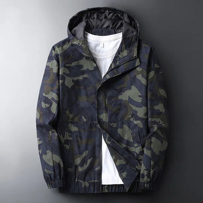Giacca Leggera da Uomo con Stampa Camo, Chiusura Full Zip, Cappuccio e Tasche Laterali