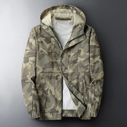 Giacca Leggera da Uomo con Stampa Camo, Chiusura Full Zip, Cappuccio e Tasche Laterali