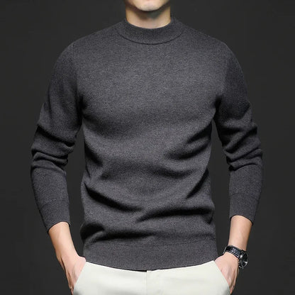 Maglione uomo grigio scuro in lana, maniche lunghe, indossato con pantaloni chiari. Stile casual elegante, moda autunno inverno.