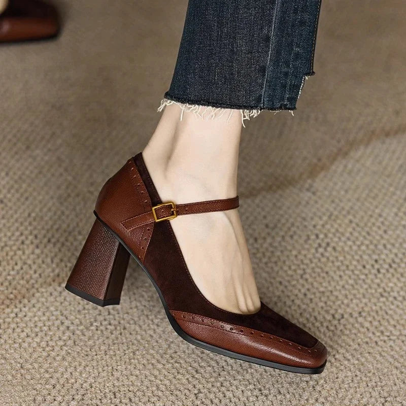 Scarpa décolleté marrone con cinturino, tacco alto e jeans. Elegante calzatura femminile, moda autunnale, stile casual chic.