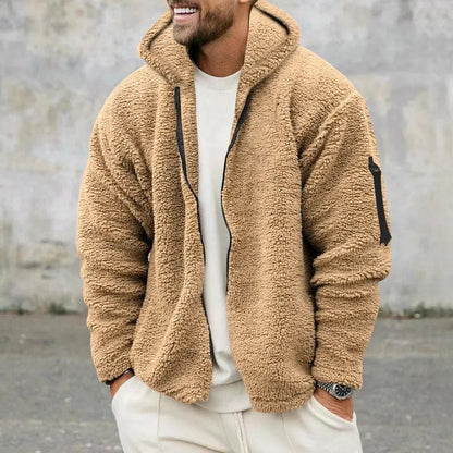 Giacca in pile marrone chiaro da uomo, con cappuccio e zip, indossata su maglia bianca. Moda casual autunnale, abbigliamento caldo e confortevole.