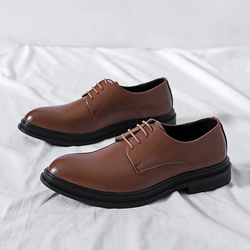 Scarpe eleganti da uomo in pelle marrone, con lacci, suola nera, su sfondo bianco. Scarpe formali, moda maschile, calzature classiche.