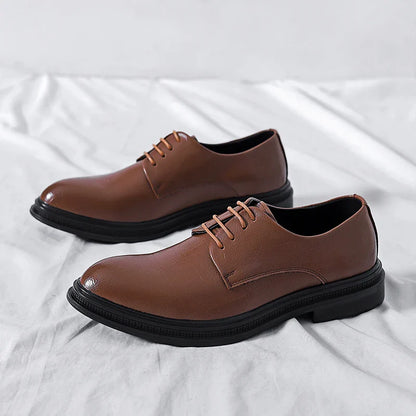 Scarpe eleganti da uomo in pelle marrone, con lacci, suola nera, su sfondo bianco. Scarpe formali, moda maschile, calzature classiche.