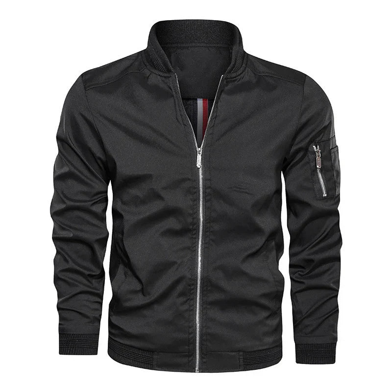 Giacca bomber nera da uomo con zip frontale, tasca con cerniera sulla manica, design casual e moderno, ideale per moda autunnale e invernale.