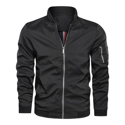 Giacca bomber nera da uomo con zip frontale, tasca con cerniera sulla manica, design casual e moderno, ideale per moda autunnale e invernale.