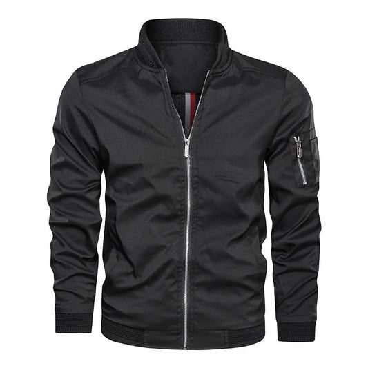 Giacca bomber nera da uomo con zip frontale, tasca con cerniera sulla manica, design casual e moderno, ideale per moda autunnale e invernale.
