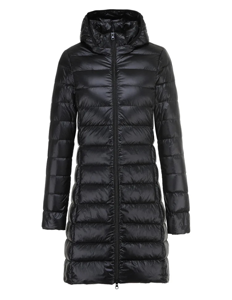 Cappotto lungo nero imbottito con cappuccio, chiusura a zip, design trapuntato. Giacca invernale elegante e calda per donna.